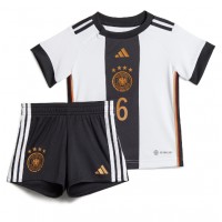 Camiseta Alemania Joshua Kimmich #6 Primera Equipación para niños Mundial 2022 manga corta (+ pantalones cortos)